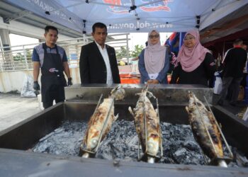 WAN MUHAMMAD AZNAN Abdullah (dua dari kiri) melihat ikan susu bakar pada Majlis Pelancaran Rasa-Rasa Akuakultur dan Jelajah Unggulan Perikanan Negeri Johor 2024 di Jabatan Perikanan Negeri Johor, Iskandar Puteri.