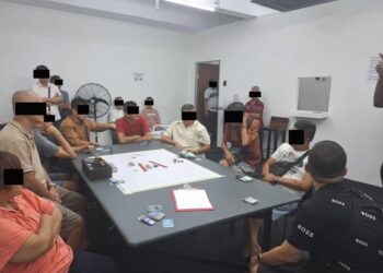 SEBAHAGIAN daripada individu yang ditahan dalam serbuan ke atas dua pusat judi di Johor Bahru dan Muar.