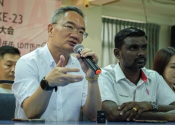 KHOO Poay Tiong (kiri) bersama G. Saminathan dalam sidang akhbar di Pejabat DAP Melaka, Lorong Pandan, Melaka. - UTUSAN/SYAFEEQ AHMAD