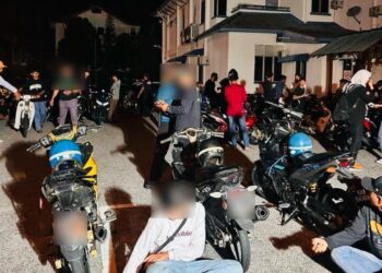SEBAHAGIAN daripada motosikal yang ditahan dan diperiksa dalam Op Samseng Jalanan yang dijalankan sekitar kawasan Senawang, Seremban malam tadi.-GAMBAR/IHSAN POLIS.