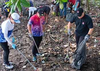 LING TIAN SOON (kanan) bersama-sama orang ramai mengutip sampah-sarap pada Program Johor Bersih di Sungai Skudai di Kampung Bakar Batu, Perling, Johor Bahru.