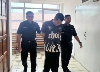 FELICIANO Shaif Cubinar Tajul Ariffin (tengah) yang mengaku salah menyimpn harta curi dibawa keluar dari Mahkamah Majistret Kuala Terengganu, hari ini. - UTUSAN/TENGKU DANISH BAHRI TENGKU YUSOFF