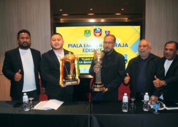 MOHD. FIRDAUS Mohamed (tiga dari kanan) dan Mohd. Ridhwan Mohd. Ali menunjukkan Piala Emas Raja-Raja Edisi Ke-102 dan Piala Agong selepas sidang akhbar di sebuah hotel di Ayer Keroh, Melaka. - UTUSAN/AMRAN MULUP