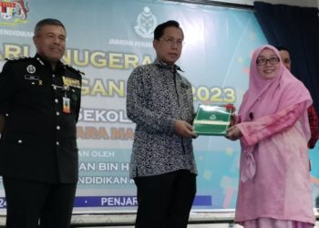AZMAN Adnan (tengah) menyampaikan Anugerah Kecemerlangan kepada guru Sekolah Integriti Marang yang diangkat sebagai Sekolah Keseluruhan Terbaik Sekolah Integriti dan Sekolah Henry Gurney seluruh negara sempena Anugerah Kecemerlangan SPM Sekolah Integriti dan Sekolah Henry Gurney di Penjara Kluang.