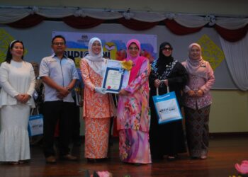 KHAIDHIRAH Abu Zahar menyampaikan sijil penghargaan kepada salah seorang guru pada Budi@Seni I-Gen 2024 di SMK Padang Temu, Melaka. - UTUSAN/AMRAN MULUP