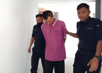 MOHD. Kasyful Azim Harun (tengah) yang mengaku bersalah mencuri tabung surau dibawa keluar dari Mahkamah Majistret Kuala Terengganu, hari ini. - UTUSAN/TENGKU DANISH BAHRI TENGKU YUSOFF