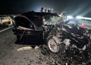 KEADAAN kereta BMW yang dinaiki empat individu dengan tiga daripadanya maut dalam  kemalangan di Kilometer 123.6, Lebuhraya Utara-Selatan berhampiran Pagoh.