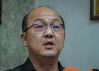 NGWE Hee Sem ditemui selepas menyampaikan pencen penakat di Rumah Awam 1 Pulau Gadong, Melaka. - UTUSAN/SYAFEEQ AHMAD