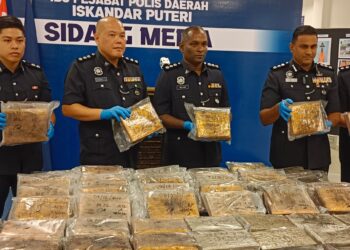M. KUMARASAN  (dua dari kanan)  dan beberapa pegawai menunjukkan bungkusan ganja dalam sidang akhbar di Ibu pejabat Polis Daerah Iskandar Puteri, Johor Bahru.