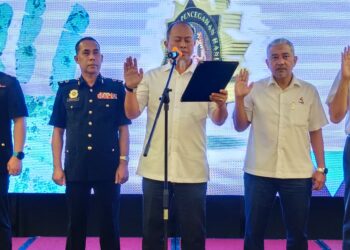 ANUAR Abdul Ghani (tiga dari kanan) memimpin lafaz ikrar pada Majlis Ikrar Bebas Rasuah Ranhill SAJ di Hotel Holiday Villa Hotel, Johor Bahru.