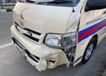 KEADAAN ambulans yang remuk di bahagian kiri hadapan selepas bertembung dengan sebuah motosikal di hadapan HSNZ, Kuala Terengganu, semalam.
