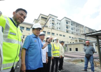AHMAD Maslan (dua dari kiri) meninjau kemajuan pembinaan Hospital Pasir Gudang di Bandar Seri Alam, Johor Bahru.