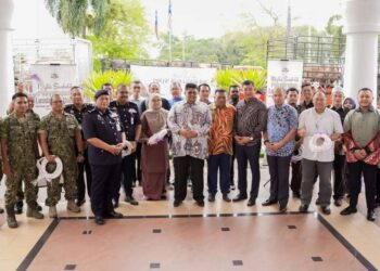 AB. RAUF Yusoh bersama ketua-ketua agensi kerajaan pada Majlis Simbolik Penyerahan Lembu Korban Sempena Hari Raya Aidiladha di Seri Bendahara, Ayer Keroh, Melaka.