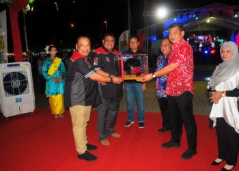 AB. RAUF Yusoh menerima cenderamata sebuah topi keledar pada Majlis Makan Malam MBWM 2024 di Dataran MCorp, Ayer Keroh, Melaka. - UTUSAN/AMRAN MULUP