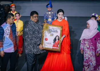 FAN Bingbing (kanan) dilantik sebagai Duta Setiakawan Pelancongan Melaka.