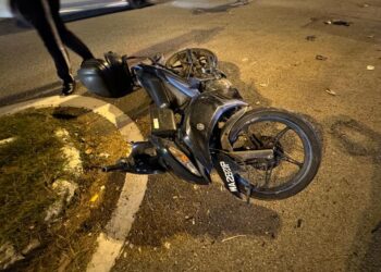 KEADAAN motosikal mangsa yang maut selepas terlibat dalam kemalangan di Jalan Tun Fatimah, Melaka.