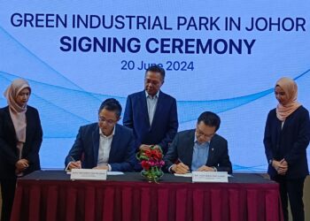 HASNI Mohammad (belakang) menyaksikan Majls Mendatangani Memorandum Persefahaman (MoU) antara Paragon Globe Berhad dan UOB Malaysia di Hotel Grand Paragon, Johor Bahru.