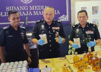 MOHD. SOHAIMI Ishak (tengah) menunjukkan rampasan pelbagai jenis minuman keras dalam sidang akhbar di IPD Seri Alam, Pasir Gudang.