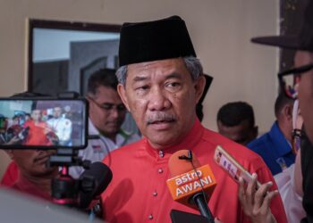 MOHAMAD Hasan bercakap kepada pemberita selepas merasmikan Mesyuarat Perwakilan UMNO Bahagian Jasin di Dewan Majlis Perbandaran Jasin (MPJ) Alamanda, Jasin, Melaka. - UTUSAN SYAFEEQ AHMAD