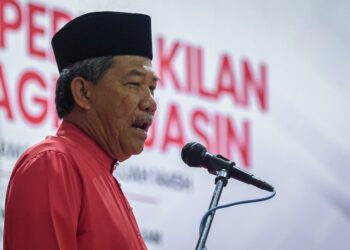 MOHAMAD Hasan berucap merasmikan Mesyuarat Perwakilan UMNO Bahagian Jasin di Dewan Majlis Perbandaran Jasin (MPJ) Alamanda, Jasin, Melaka. - UTUSAN/SYAFEEQ AHMAD