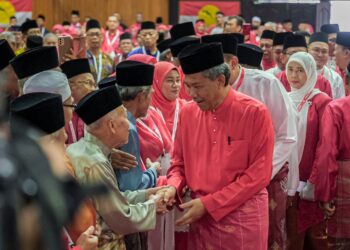 MOHAMAD Hasan bersalaman dengan ahli UMNO pada Mesyuarat Perwakilan UMNO Bahagian Jasin di Dewan Majlis Perbandaran Jasin (MPJ) Alamanda, Jasin, Melaka. - UTUSAN/SYAFEEQ AHMAD