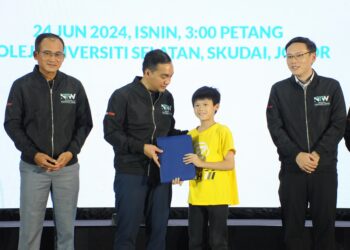 ONN HAFIZ Ghazi menyampaikan sijil penyertaan kepada seorang peserta termuda pada Majlis Perasmian NTW 2024 di Kolej Universiti Selatan, Johor Bahru.