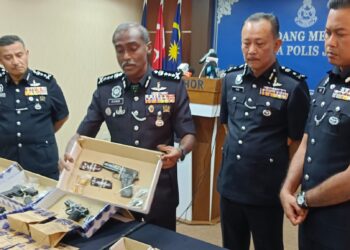 M. KUMAR menunjukkan pistol yang dirampas daripada sindiket penyeludupan senjata dan dadah dalam sidang àkhbar di IPK Johor, Johor Bahru.