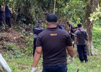 ANGGOTA pasukan forensik IPK Johor melakukan siasatan di lokasi penemuan rangka manusia berhampiran Kompleks Penghulu Linau, Batu Pahat.