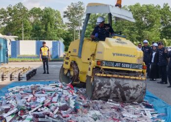 M. KUMARASAN melupuskan barang kes menggunakan jentera penggelek di IPD Iskandar Puteri.