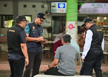 PEGAWAI penguasa kuasa Jabatan Kesihatan Negeri mengeluarkan notis kesalahan kepada seorang perokok pada Operasi Cakna Undang-Undang Kesihatan Awam Siri 3/2024 di Pantai Batu Buruk, Kuala Terengganu, hari ini. - UTUSAN/PUQTRA HAIRRY ROSLI