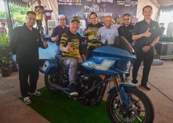 RAZALI Idris (tiga, kiri) melancarkan gimik perasmian Majlis Perasmian TIBW di Dataran Syahbandar, Kuala Terengganu, hari ini. - UTUSAN/PUQTRA HAIRRY ROSLI