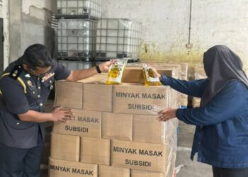 ANGGOTA penguat kuasa KPDN Cawangan Batu Pahat menjalankan siasatan ke atas sebuah syarikat borong minyak masak di Minyak Beku, Batu Pahat.