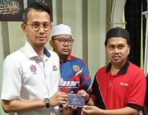 MOHD. FARED Mohd. Khalid (kiri) menyerahkan sumbangan kepada Abdul Halid Sugiman ketika menziarahi keluarga itu di Bandar Putera Indah, Batu Pahat.