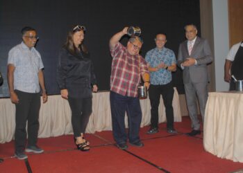 ZAIDI Attan membuat teh tarik gula Melaka pada majlis makan malam sempena Mesyuarat Agung Tahunan MTA Ke-41. - UTUSAN/AMRAN MULUP