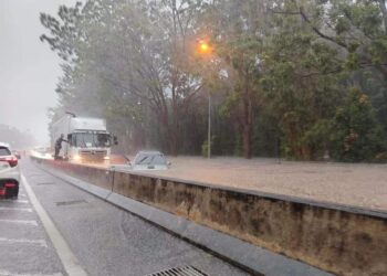 BANJIR kilat di Lebuh SPA berhampiran Jalan Autocity, Melaka.