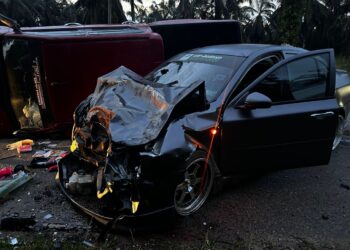 KEADAAN kereta Proton Persona yang bertembung dengan Toyota Hilux di Kilometer 71, Jalan Batu Pahat-Mersing.