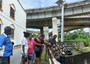 S. SUNITA (tiga dari kanan) bersama beberapa penduduk lain menunjukkan sistem siren amaran banjir yang tidak berfungsi ketika kejadian banjir kilat yang berlaku di Taman Happy, Rasah, Seremban pagi tadi.