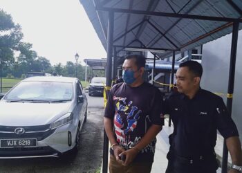 AZLI Alias diiringi anggota polis ketika dibawa ke Mahkamah Majistret Sungai Petani.