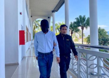 SYAIFUL Marzuki Roslan (kiri) menghadapi pertuduhan rasuah di Mahkamah Sesyen Alor Setar.