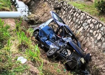 KEADAAN kereta Perodua Kancil dinaiki mangsa bersama cucu yang terlibat kemalangan di Simpang Tiga N-City, Jalan Bakar Arang, Sungai Petani.