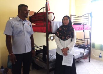 J. ARUL Kumar (kiri) mendengar taklimat disampaikan pengurus penyedia penginapan warga asing, Fitry Yani Ahmad Norwi ketika meninjau keadaan CLQ Pangsapuri Seri Dedap, Bandar Universiti Teknologi Lagenda, Mantin, Seremban.-UTUSAN/NUR SHARIEZA ISMAIL.