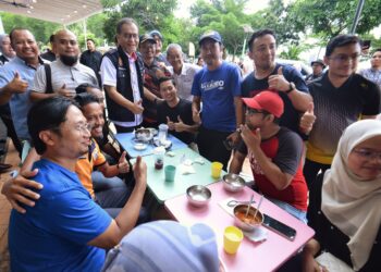 DZULKEFLY Ahmad ketika mengadakan walkabout Premis Bersih, Bebas Asap (BebAs) di PD Waterfront, Port Dickson hari ini.-UTUSAN/MOHD. SHAHJEHAN MAAMIN.
