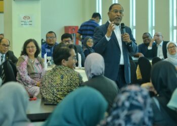 ZAMBRY Abd. Kadir berucap pada Program Kepimpinan Muda Kebangsaan Karisma: Pemikir Madani di Akademi Kepimpinan Pendidikan Tinggi di Bandar Enstek, Seremban hari ini.-UTUSAN MOHD. SHAHJEHAN MAAMIN