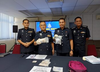 AMRAN Mohd. Ghani (dua dari kiri) menunjukkan rampasan dadah semasa sidang akhbar di IPD Kuala Pilah, hari ini.-UTUSAN/NOR AINNA HAMZAH.
