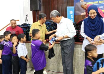 MOHAMAD Hasan ketika menyampaikan bantuan sempena Majlis Penyampaian Bantuan dan Bersama Rakyat di Dewan Orang Ramai Rantau, Seremban hari ini.-UTUSAN/NOR AINNA HAMZAH