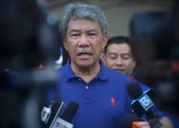 MOHAMAD Hasan ketika ditemui pemberita pada Majlis Pelancaran Inisiatif Kampung Angkat Madani dan Ibadah Korban 1445H/2024 Kementerian Luar Negeri di Dewan Orang Ramai Kampung Kanchong, Rantau, Seremban hari ini.-UTUSAN/MOHD. SHAHJEHAN MAAMIN.