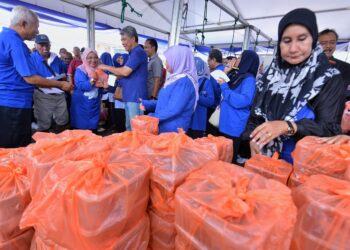 MOHAMAD Hasan (tengah) sewaktu mengagihkan daging korban pada Majlis Pelancaran Inisiatif Kampung Angkat Madani dan Ibadah Korban 1445H/2024 Kementerian Luar Negeri di Dewan Orang Ramai Kampung Kanchong, Rantau di Seremban hari ini.-UTUSAN/MOHD. SHAHJEHAN MAAMIN.