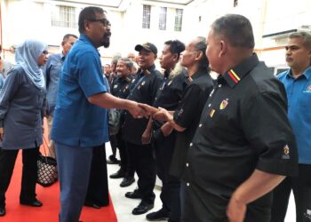 RAMLI Mohd. Nor bersalaman dengan peserta Majlis Perhimpunan Perdana Batin dan Pengerusi JPKKOA dan Penyerahan Inisiatif Geran JPKKOA Negeri Sembilan 2024 di Pantai, Seremban hari ini.