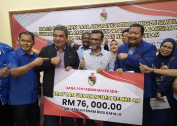 MUSTAPHA Nagoor (tengah) beramah mesra dengan wakil persatuan sukan pada Majlis Pelantikan Bapa Angkat Kontinjen Negeri Sembilan sempena temasya Sukma Ke-21 dan Penyampaian Dana Pentadbiran kepada Persatuan Sukan Negeri Sembilan di Kompleks Belia dan Sukan, Paroi, Seremban hari ini.-UTUSAN/NUR SHARIEZA ISMAIL