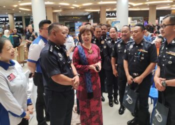 MOHD. Hatta Che Din (dua dari kiri) dan Nicole Tan bertemu peserta pada majlis dialog awam bertajuk Jom Lawan Scammer yang diadakan di Seremban 2, Seremban hari ini.